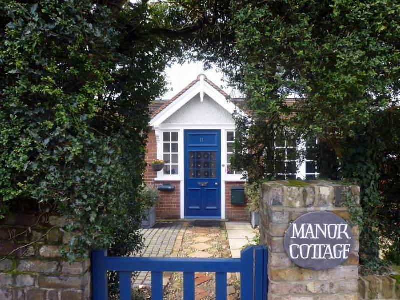 Manor Cottage Bed And Breakfast Уиндзор Екстериор снимка