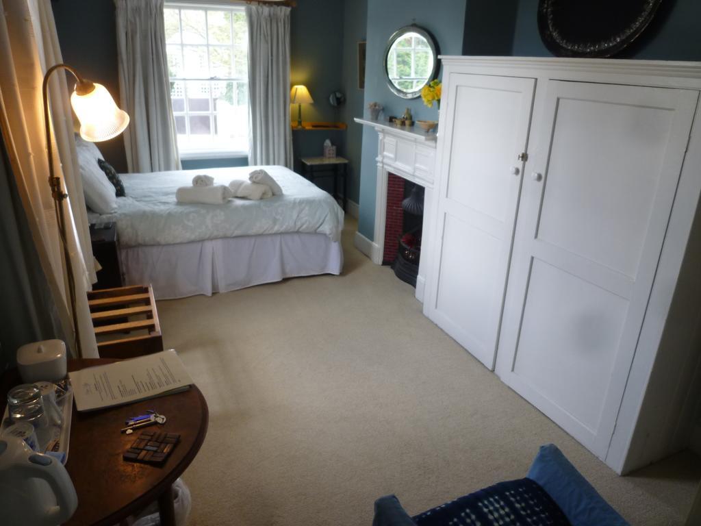 Manor Cottage Bed And Breakfast Уиндзор Екстериор снимка