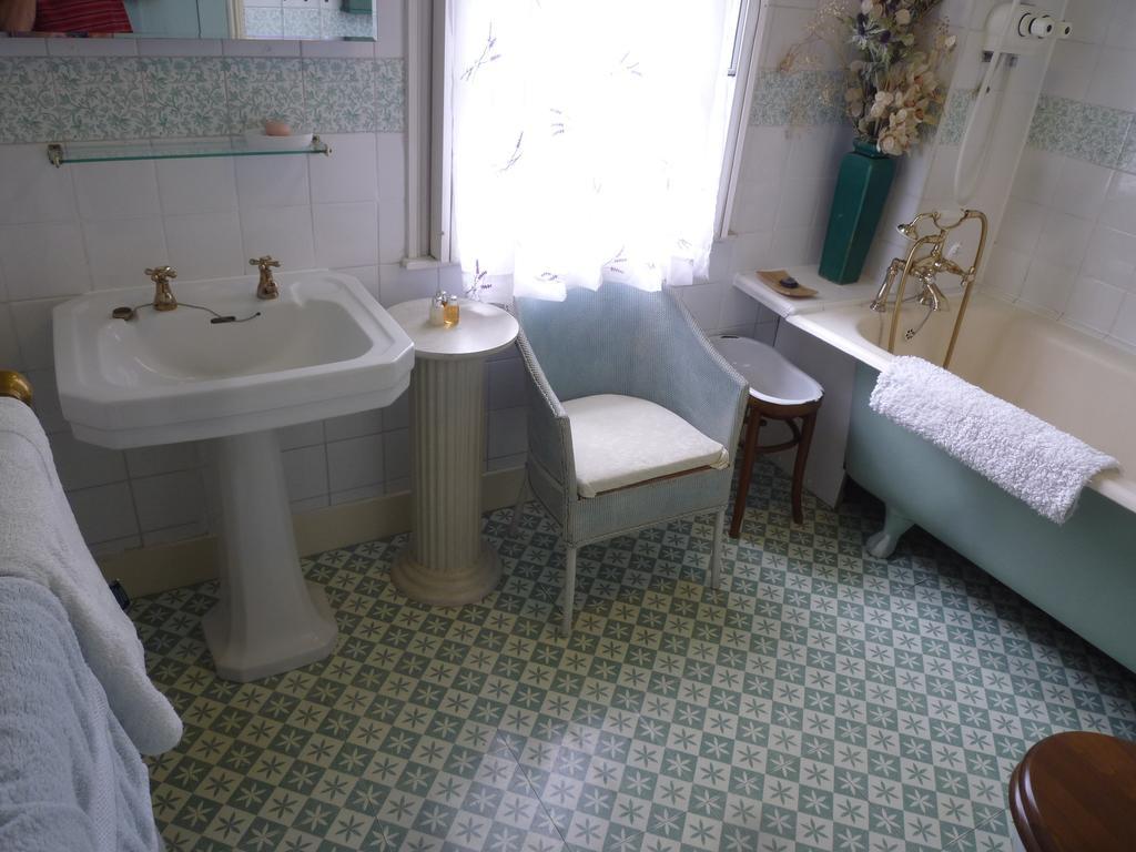 Manor Cottage Bed And Breakfast Уиндзор Екстериор снимка