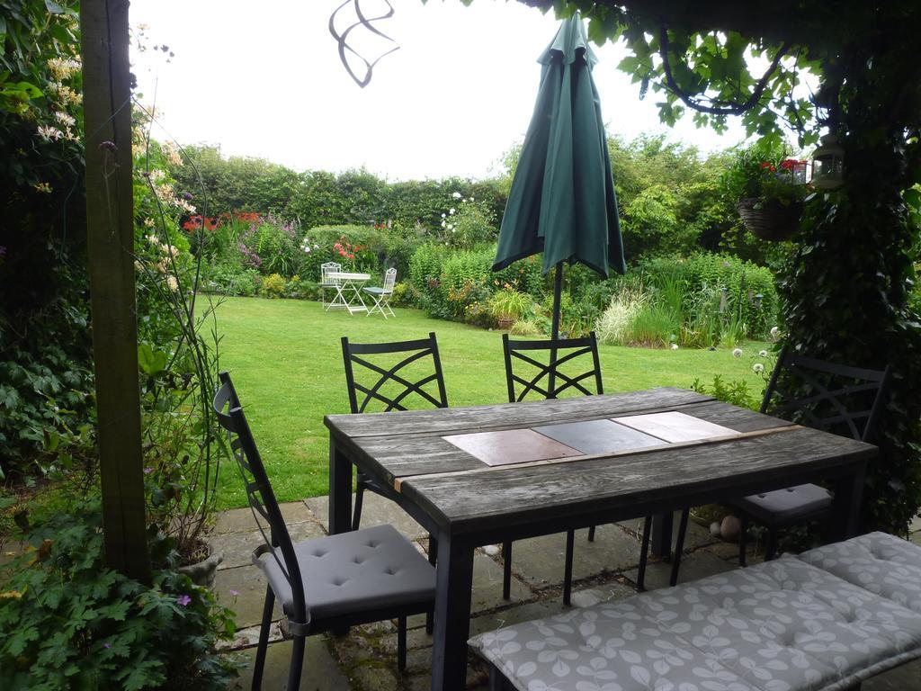 Manor Cottage Bed And Breakfast Уиндзор Екстериор снимка