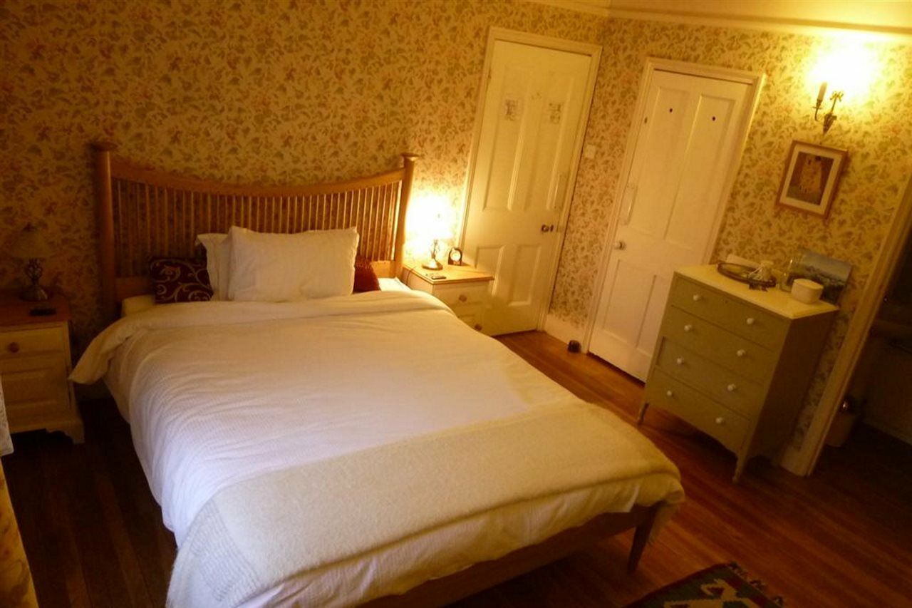 Manor Cottage Bed And Breakfast Уиндзор Екстериор снимка